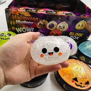 Λεπτομερής προβολή ενός λευκού ghost squishy από το σετ μυστηρίου Halloween blind box