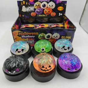 Λεπτομερής προβολή διαφόρων παιχνιδιών squishy Halloween με γκλίτερ σε σχήμα φαντάσματος.