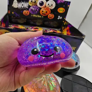 Κοντινό πλάνο μοβ γκλίτερ φάντασμα squishy παιχνίδι για ανακούφιση από το άγχος Halloween