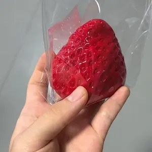 Jouet de compression fraise rouge brillant réaliste avec texture en silicone pour le stress