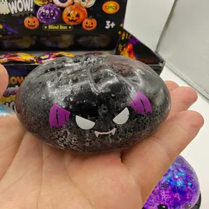 Λεπτομέρεια από ένα μαύρο παιχνίδι squishy φάντασμα Halloween με μοβ φτερά νυχτερίδας