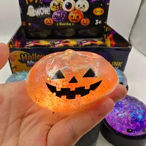 Κοντινό πλάνο παιχνιδιού Halloween κολοκύθας με γκλίτερ για ανακούφιση από το στρες
