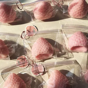 Détail des jouets squishy fraise rose dans des sacs individuels à fermeture éclair