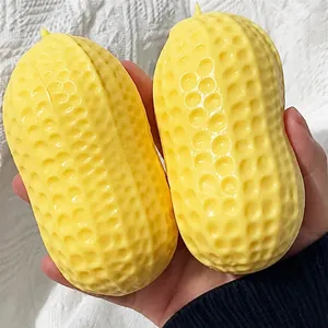Dettaglio del giocattolo antistress squishy a forma di arachide gigante