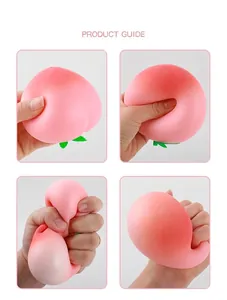 Démonstration détaillée montrant la texture douce et l'élasticité du jouet anti-stress pêche.