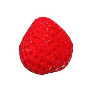 Jouet à presser réaliste en forme de fraise rouge brillante pour le soulagement du stress.