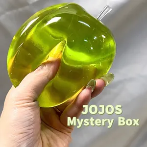 Stressabbau-Spielzeug in Form eines grünen Apfels mit einer transparenten Gel-Textur