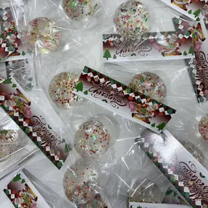 Detailansicht von glitzergefüllten Weihnachts-Quetschbällen in festlicher Einzelverpackung