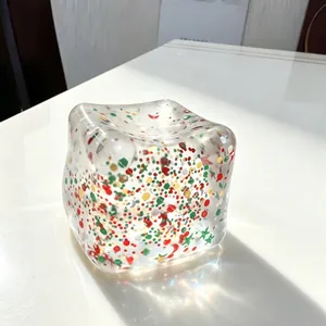 Detailansicht eines durchsichtigen Weihnachts-Quetschspielzeugs mit buntem Glitzer-Konfetti