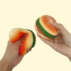 Primo piano che mostra la morbida consistenza del giocattolo squishy hamburger schiacciato