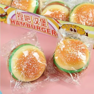 Vista ravvicinata di un giocattolo squishy hamburger in confezione di plastica.