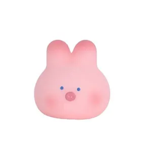 Vue rapprochée d'un jouet anti-stress mou rose en forme de lapin cochon Sakura