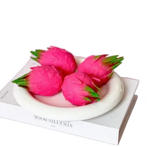Nahaufnahme von realistischen rosa Drachenfrucht-Quetschspielzeug zum Stressabbau in Schale