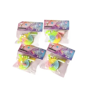 Detailansicht von Regenbogen-Lutscher-Squishy-Spielzeugen in Einzelverpackungen