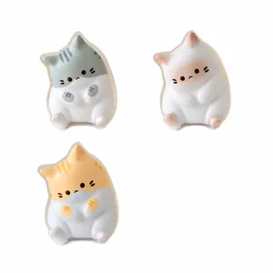 Κοντινό πλάνο τριών χαριτωμένων cat squishies αργής επαναφοράς σε διάφορα χρώματα, 6x4.5cm.