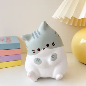 Λεπτομερής προβολή του γκρι και λευκού squishy γάτας με μέγεθος 6 cm x 4,5 cm