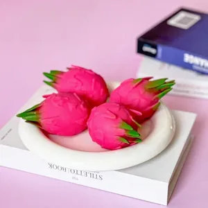 Nahaufnahme von vier realistischen rosa Drachenfrucht-Squishy-Spielzeugen