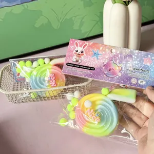 Detailansicht eines bunten lutscherförmigen Quetschspielzeugs in der Verpackung