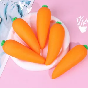 Nahaufnahme der weichen Textur und der leuchtend orangen Farbe der Karotten-Squishies.