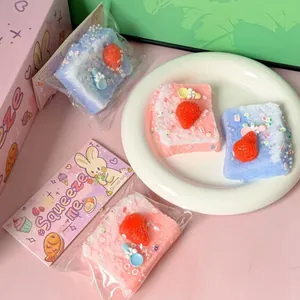 Detail van schattige aardbeientoast squishy speelgoed voor stressverlichting.