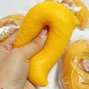 Κίτρινο παιχνίδι squishy σε σχήμα κρουασάν αργής επαναφοράς για ανακούφιση από άγχος.