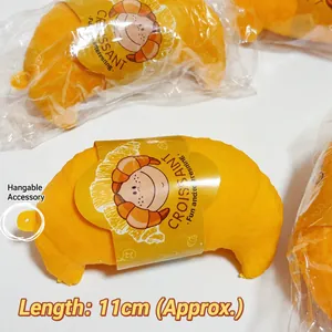 Vue détaillée du jouet anti-stress croissant squishy de 11 cm avec trou de suspension