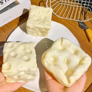Dettaglio dei giocattoli antistress a forma di formaggio a rimbalzo lento.