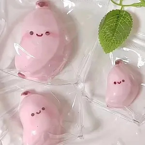 Gros plan de trois adorables jouets spongieux en forme de banane rose sous emballage