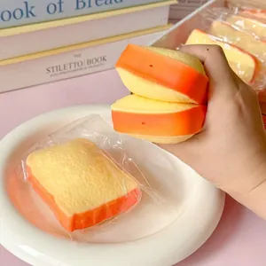 Primer plano de una mano apretando un juguete squishy de pan de molde para aliviar el estrés