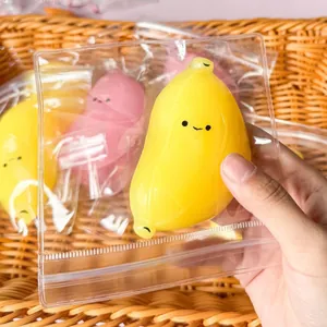 Gros plan d'un jouet anti-stress en forme de banane jaune dans un petit sachet transparent