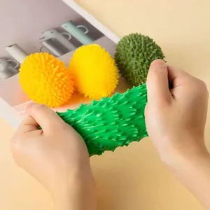 Detailopname van de hoge elasticiteit van een groene durian-vormige stressbal