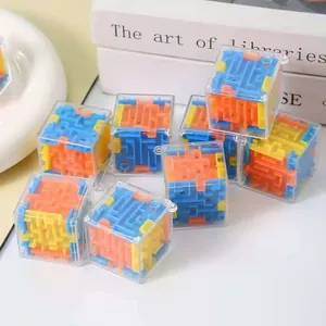 Κοντινό πλάνο με πολύχρωμα μίνι 3D παιχνίδια παζλ λαβύρινθου για την ανάπτυξη παιδιών