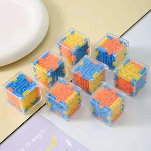 Κοντινό πλάνο πολύχρωμων 3D κύβων λαβύρινθου για την εκπαίδευση του εγκεφάλου παιδιών