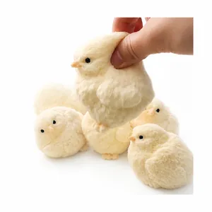 Lindo pollito amarillo de rebote lento para un alivio efectivo del estrés diario total.