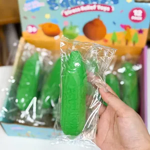 Grünes Gurken-Quetschspielzeug in transparenter Plastikverpackung zum Stressabbau.