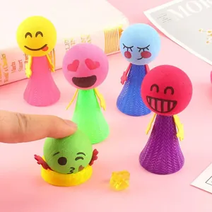 Vue détaillée de jouets à ressort emoji colorés avec corps tissé pour cadeaux d'enfants