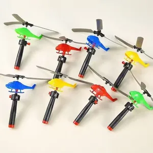Λεπτομερής άποψη πολύχρωμων ελικοπτέρων παιχνιδιών με σχοινί για παιχνίδι έξω στην αυλή