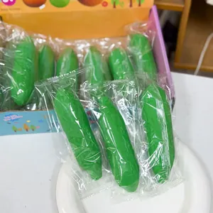 Detailansicht von simulierten grünen Gurken-Quetschspielzeugen in Einzelverpackung.
