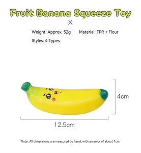 Gros plan d'un jouet spongieux banane de 12,5 cm avec visage de dessin animé