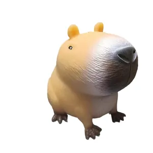 Détail d'un jouet à presser capybara marron avec un gros nez
