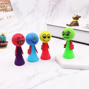 Vue macro détaillée de jouets elfes bondissants colorés aux expressions drôles