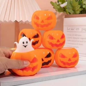 Κοντινό πλάνο παιχνιδιού κολοκύθας Halloween με ένα λευκό φάντασμα που πετάγεται