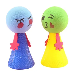 Vue détaillée de deux jouets elfes sauteurs à ressort colorés avec des visages de cartoons.