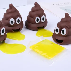 Nahaufnahme von lustigen braunen Poop-Stressbällen, die gelben Schleim als Scherz spucken