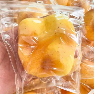 Détail d'un jouet à presser en forme de pomme de terre dans un sac plastique zippé