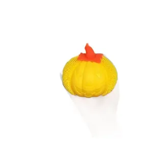 Nahaufnahme eines gelben Halloween-Kürbis-Quetschspielzeugs mit weicher Textur