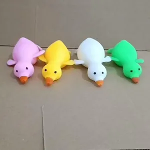 Un set de cuatro coloridos patos para apretar para juego sensorial y para antiestrés
