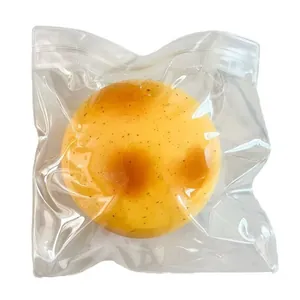 Gros plan détaillé d'un jouet antistress réaliste en forme de pomme de terre en sachet