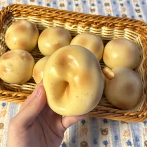 Primo piano di uno squishy a forma di patata arrosto realistica per alleviare lo stress