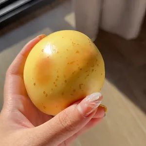 Primo piano di un giocattolo antistress a forma di patata al forno fatto a mano morbido